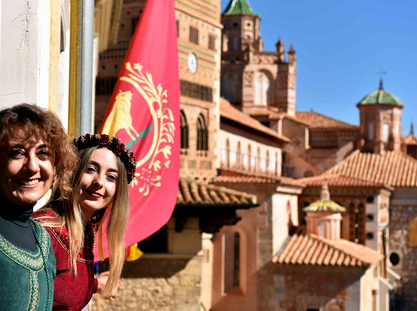 Zwei Frauen beim Historienfest in Teruel