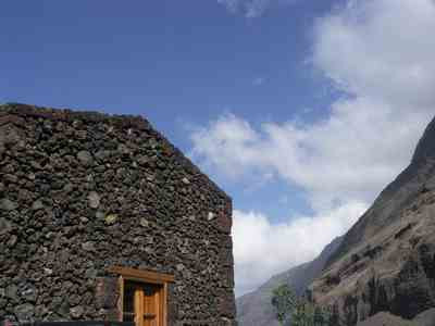 Gebäude auf der bevölkerungsarmen Insel El Hierro Schwarzes Haus auf der Kanareninsel El Hierro