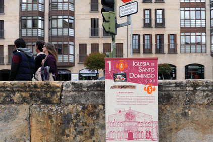 Kirche, H&auml;user und Menschen in Soria