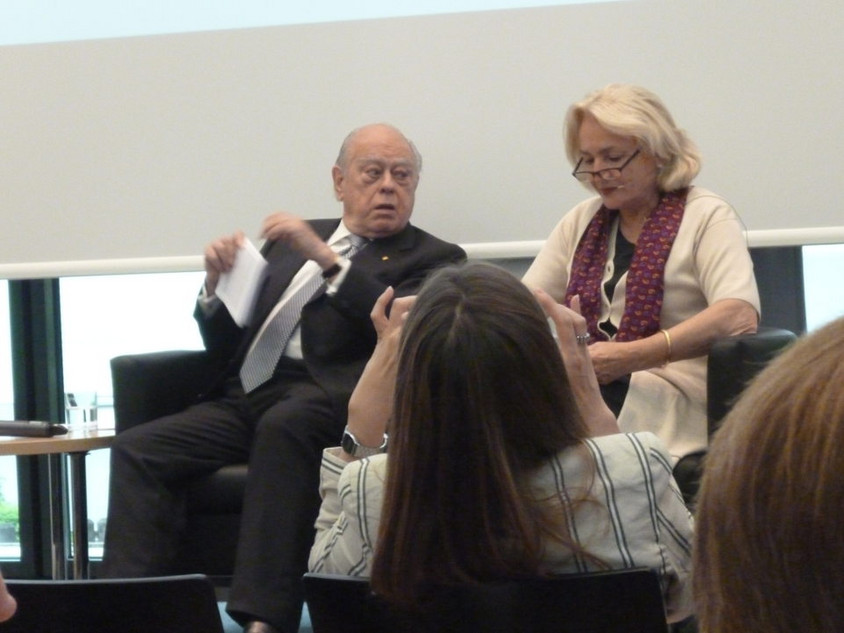 Jordi Pujol sitz neben Moderatorin Stausberg.