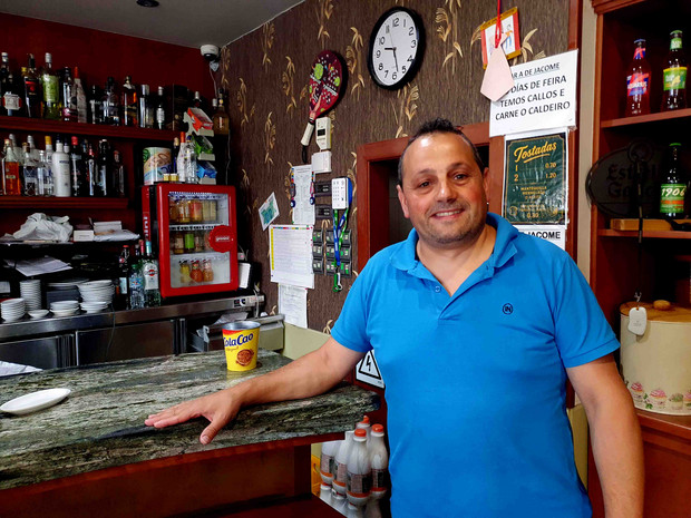 Galicier in seiner Bar