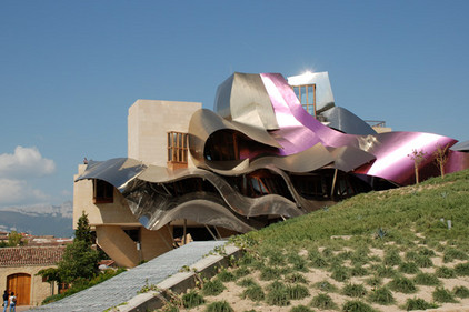 Geschwungene Linien des Hotels Marqués de Riscal von Frank Gehry
