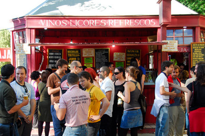 Open-Air-Fest in Madrid, Las Vistillas, mit Erfischungsgetränken wie Sangría