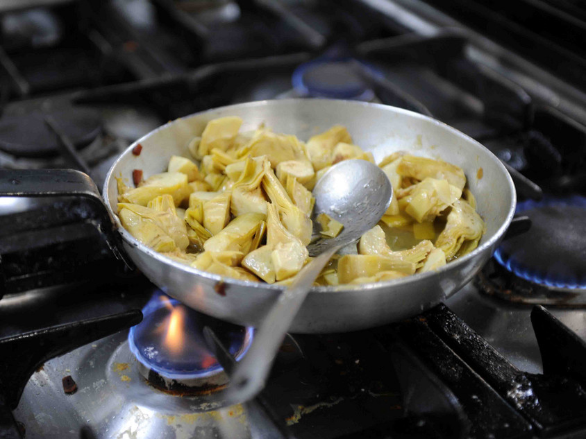 Artischocken auf dem Gasherd Gemüsezubereitung in Spanien