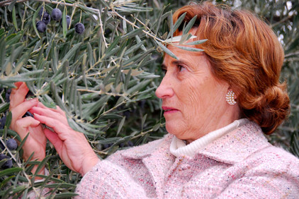 Spanierin Isabel vor einem Olivenbaum