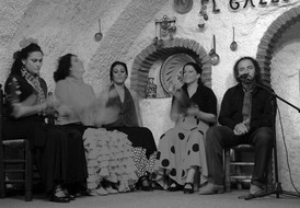 Flamencohöhle in Andalusien in schwarzweiß