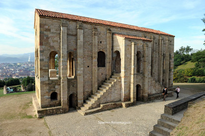 Frühromanischer Bau Santa Maria de Naranco nahe Oviedo in Spanien