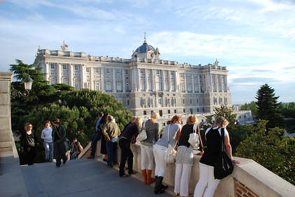 Menschen vor Königspalast in Madrid