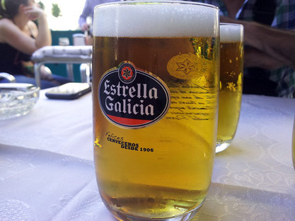 Estrella Galicia, Bier in Gläsern mit Aufschrift