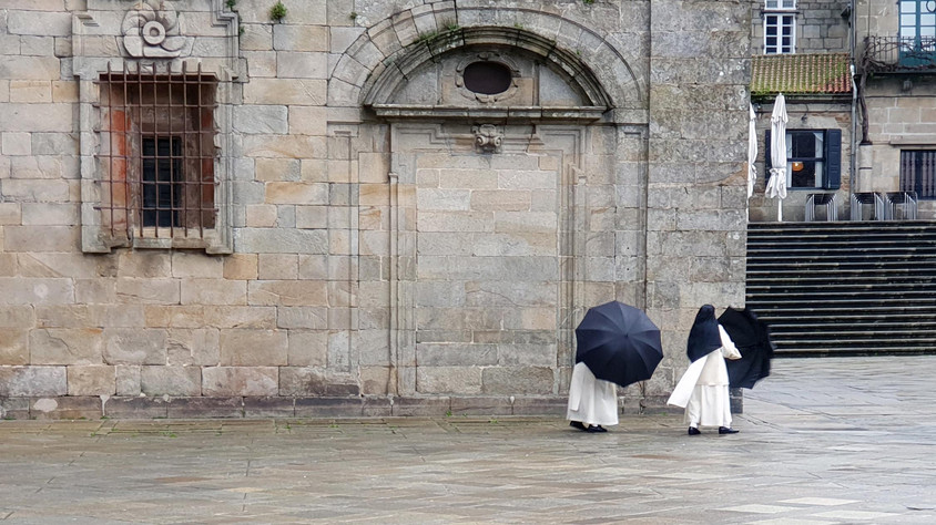 Nonnen mit Regenschirm in Spanien