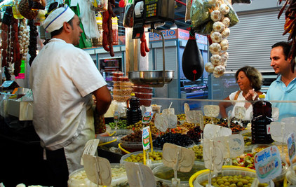 Olivenhändler auf dem Markt in Málaga, Andalusien, Foto Tobias Büscher Olivenhändler auf dem Markt in Málaga, Andalusien