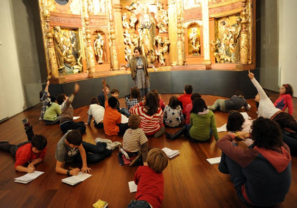 Altar in Valladolid mit Schulkindern