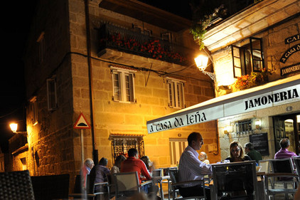Galicier auf einem Platz in Cambados