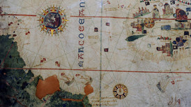 Historische Karte von 1500 mit Europa, Asien und erstmals auch Amerika, unter Glas im Schifffahrtsmuseum Madrid