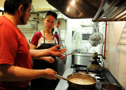Silke Büscher kocht mit einem spanischen Koch in seiner Küche in Madrid Seehecht