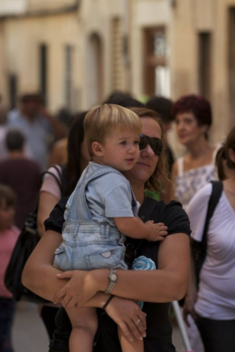 Mutter mit Sohn. Geburtenrate in Spanien sinkt