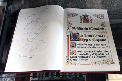 Buch mit der Verfassung Spaniens