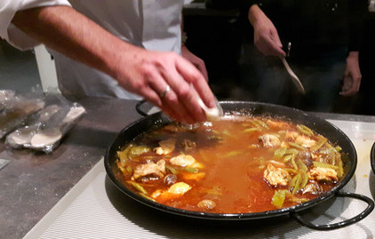 Paella Zubereitung Zubereitung einer spanischen Reispfanne