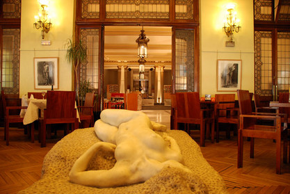 Café Bellas Artes in Madrid mit liegender nackter Frau aus Marmor