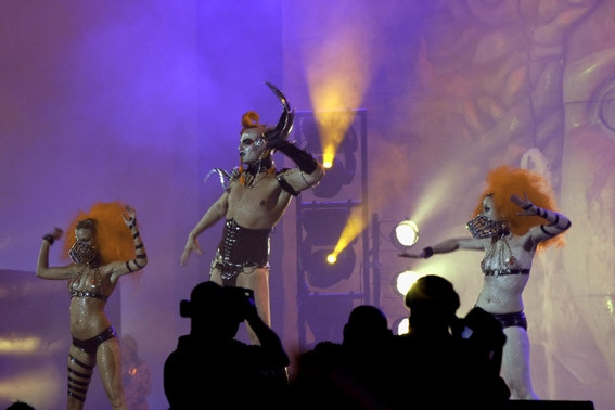 Karneval ist Trumpf in Las Palmas Drag Queen auf einer Bühne in Las Palmas