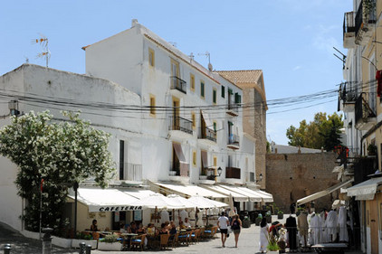 Hippy-Läden und weißgetünchte Häuser auf dem Altstadthügel von Ibiza-Stadt