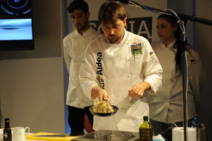 Starkoch Carlos Aldea aus Soria beim Kochen