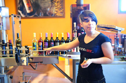 Weinbodega mit junger Frau auf Teneriffa
