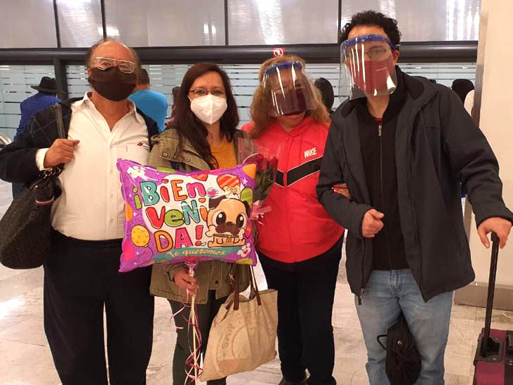 Familie der Autorin am Flughafen in Mexiko