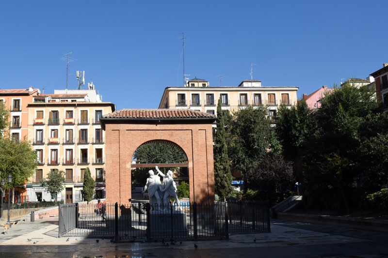 Plaza dos de Mayo in Madrid, Corona